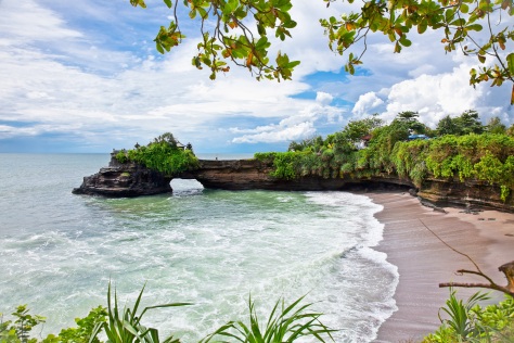 beach and Pura Batu Bolong temple Nusa Dua, Bali.jpg